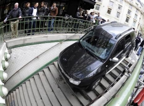 Neatenţia l-a făcut de râs: A intrat cu Dacia Duster în metroul din Paris