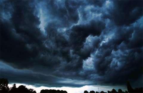 Se adună nori de furtună peste România. E cod galben de ploi şi vijelii în 37 de judeţe, până joi dimineaţa