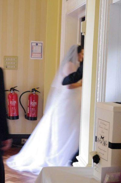 Când le vei vedea pozele de la nuntă, vei înţelege de ce le-a venit să plângă. Au crezut iniţial că e o glumă proastă 143526