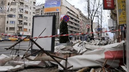 Muncitorul rănit în timpul furtunii de ieri din Bucureşti a murit la spital