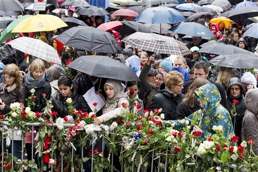 Protest emoţionant la Oslo: Mii de norvegieni au interpretat cântecul pe care Breivik îl urăşte