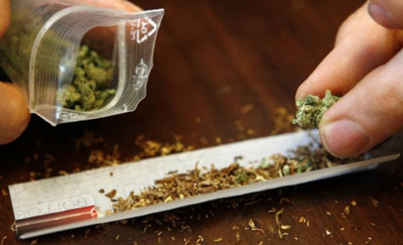 Un puşti de-o şchioapă a mers la grădiniţă cu cannabis în buzunare