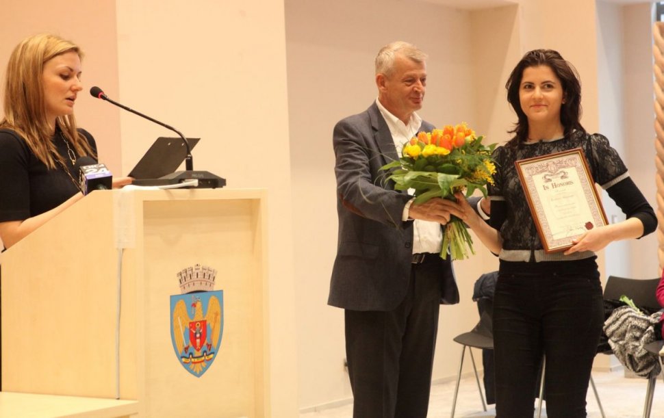 Excelenţa merită recompesată: Cinci elevi români, premiaţi de PMB pentru câştigarea unui concurs NASA