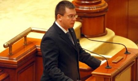 Premierul Ungureanu, în Parlament: Moţiunea este o invitaţie către o Românie arhaică
