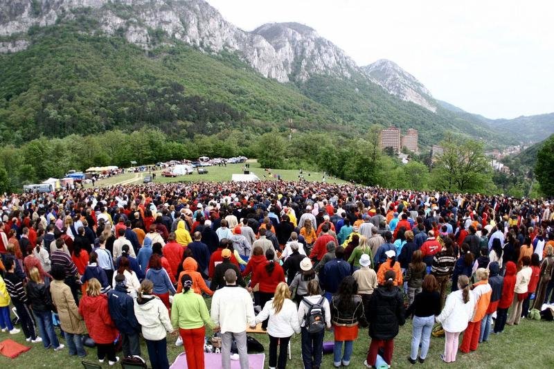 Peste 4.000 de membrii MISA prezenţi la Băile Herculane, pentru realizarea unei spirale Yang