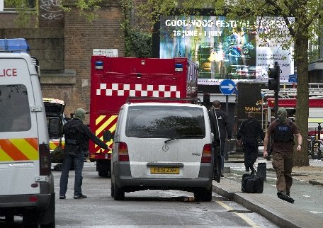 Un bărbat din Londra a paralizat un cartier întreg după ce s-a blocat înarmat într-o clădire
