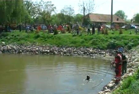 Arad: O copilă de 12 ani a murit înecată după ce a căzut într-un lac 