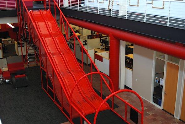 Când pleci la muncă nu-ţi uita costumul de baie. Cel mai tare sediu, unde toţi merg la serviciu de plăcere 144056