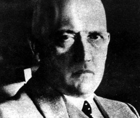 Este întruchiparea Diavolului, dar nu-l vei recunoaşte. Şi-a pătat sufletul cu moartea a milioane de oameni 143993