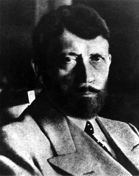 Este întruchiparea Diavolului, dar nu-l vei recunoaşte. Şi-a pătat sufletul cu moartea a milioane de oameni 143997