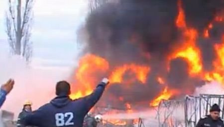 Focul a făcut prăpăd la Craiova. O fabrică de cherestea a ars în întregime. Focul a ajuns şi la o casă din vecinătate
