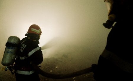 Incendiul care a aprins 30 hectare de pădure, în Suceava, a izbucnit de la un foc pentru grătar