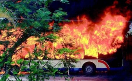 13 oameni, între care un bebeluş, au ars de vii în Indonezia. Au rămas blocaţi într-un autobuz care a luat foc