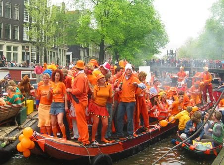 Atmosferă de carnaval la Amsterdam: Ziua Reginei Betrix, sărbătorită pe străzi