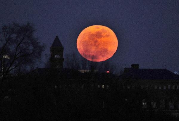 &quot;Super Luna&quot; va face spectacol pe cer sâmbătă seară: Se va afla la cea mai mică distanţă de Pământ 144304