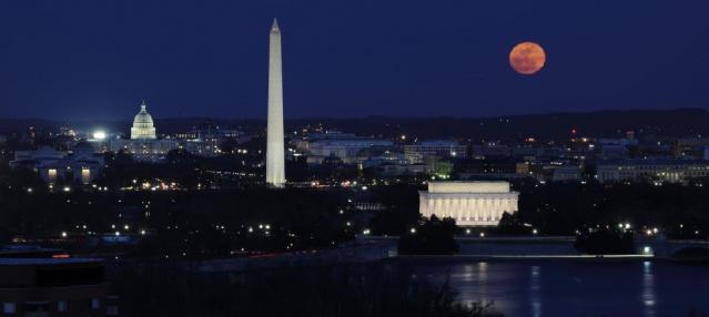 &quot;Super Luna&quot; va face spectacol pe cer sâmbătă seară: Se va afla la cea mai mică distanţă de Pământ 144305