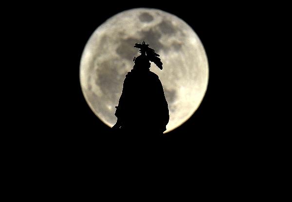 &quot;Super Luna&quot; va face spectacol pe cer sâmbătă seară: Se va afla la cea mai mică distanţă de Pământ 144306