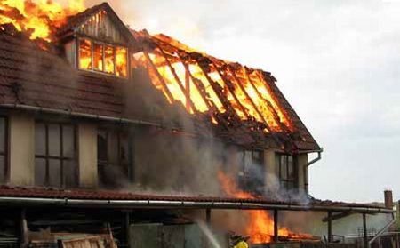 Trei case din Craiova au fost mistuite de flăcări. Află ce a provocat incendiul