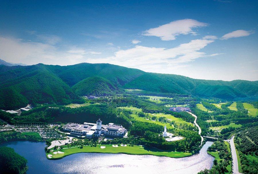 Aici vin cei mai bogaţi bărbaţi ai lumii şi iau deciziile care te privesc şi pe tine. Soţiile au interzis în staţiuni 144340