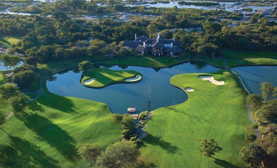 Aici vin cei mai bogaţi bărbaţi ai lumii şi iau deciziile care te privesc şi pe tine. Soţiile au interzis în staţiuni 144344