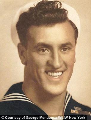 Povestea din spatele imaginii care a oprit timpul. Toată lumea s-a uitat la ei. Nici războiul nu mai conta  144380