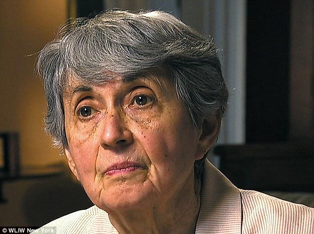 Povestea din spatele imaginii care a oprit timpul. Toată lumea s-a uitat la ei. Nici războiul nu mai conta  144383