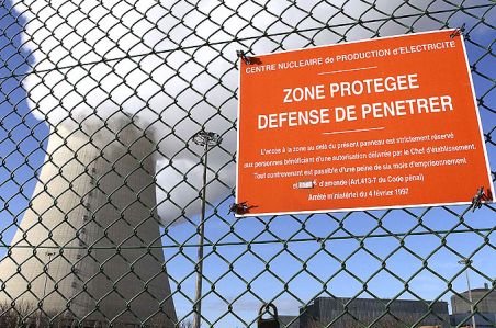 Un militant Greenpeace, arestat după ce a intrat într-o centrală nucleară franceză cu o parapantă