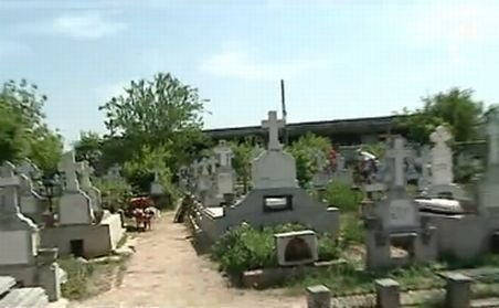 Inmormântare cu scandal în Capitală după ce groparii au săpat greşit un loc de veci