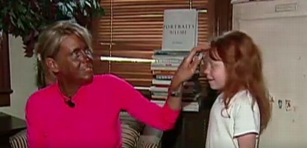 Miroase a ars? S-ar putea ca mireasma să vină de la femeia din imagine, care e acuzată că şi-a dus fiica de 6 ani la solar 144495