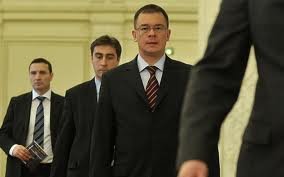 Ultimul scapă turma. Toţi consilierii şi secretarii de stat ai lui Ungureanu demisionează înainte de a veni Ponta