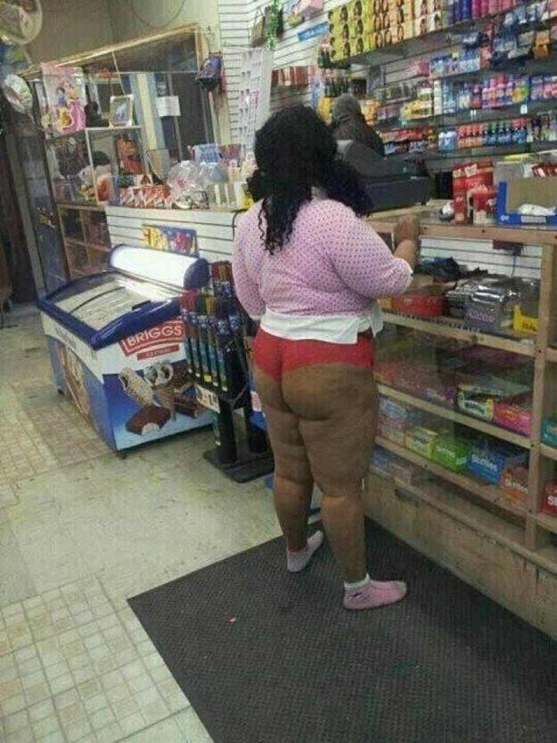 Bine măcar că poartă casca de protecţie. Toţi şoferii erau la un pas de accident când au văzut-o pe motor 144802