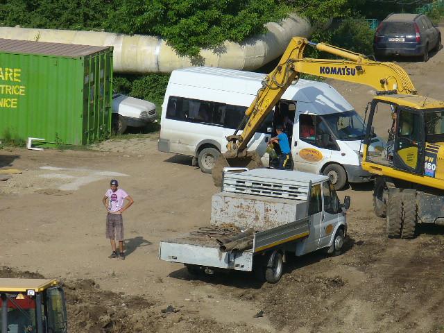 Ce fac de fapt muncitorii de pe şantierele ANL? Fură motorină, că doar s-au scumpit carburanţii 144682