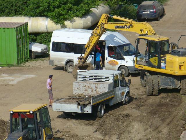Ce fac de fapt muncitorii de pe şantierele ANL? Fură motorină, că doar s-au scumpit carburanţii 144685