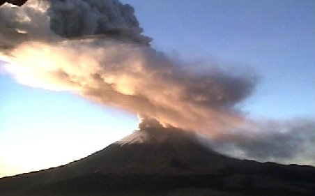 Erupţia vulcanului Popocatepetl: Cenuşa vulcanică ameninţă capitala mexicană