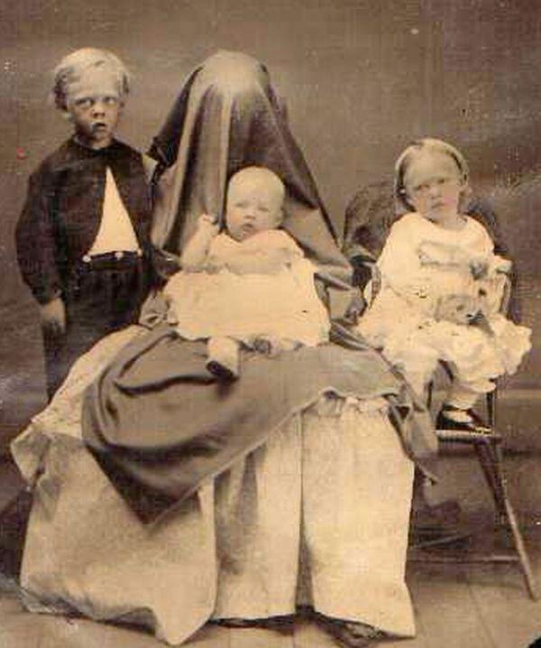 Fantomele protectoare care îmbrăţişau copiii. Imaginile din trecut care îţi vor da fiori 144716