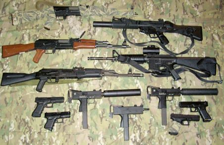 Medgidia: Zeci de arme periculoase, descoperite în urma unor percheziţii domiciliare 