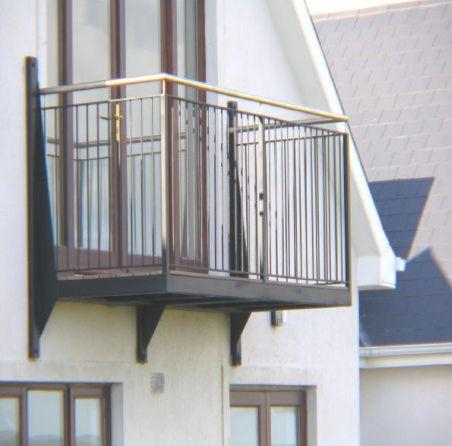 Doi tineri din Baia Mare au căzut de la etaj, cu tot cu balcon
