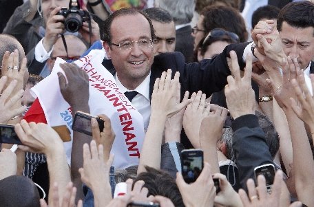Francois Hollande câştigă alegerile prezidenţiale cu peste 52%. Sarkozy și-a recunoscut înfrângerea