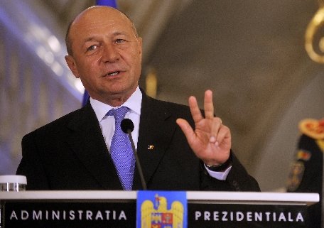 Traian Băsescu pune condiţii pentru creşterea salariilor. Preşedintele cere respectarea deficitului bugetar