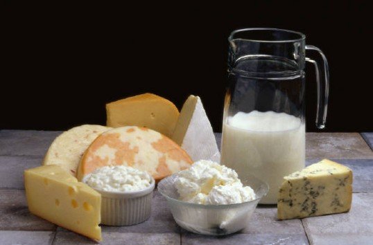 Brânzeturile - pericol real pentru români. Jumătate de tonă de lactate au fost retrase de pe piaţă de inspectorii ANPC