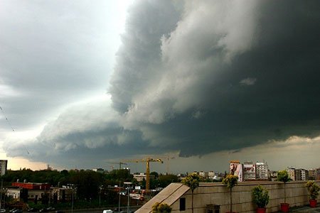 Furtuni cu tunete şi fulgere, în mai multe oraşe ale ţării. Avertizările meteorologilor s-au adeverit. Cum va fi vremea în restul săptămânii