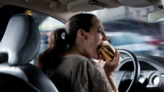 Mâncatul la volan, mai nociv decât folosirea telefonului