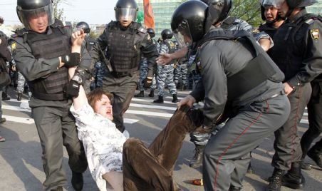 Sute de persoane au protestat împotriva lui Putin, la Moscova. Manifestaţia a fost reprimată violent de poliţie