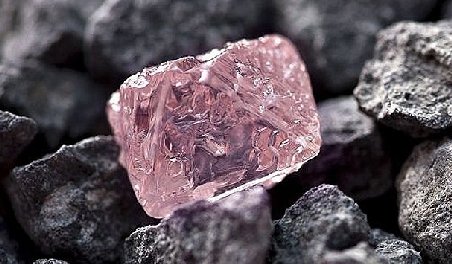 Cel mai mare diamant roz, scos la licitaţie. Cât valorează piatra
