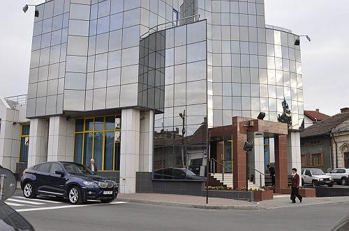 Dacă ai maşina lui, poţi parca unde vrei... Regulile de circulaţie nu sunt pentru şmecheri 145519