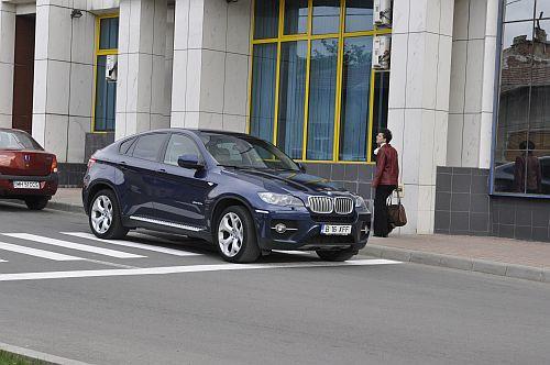 Dacă ai maşina lui, poţi parca unde vrei... Regulile de circulaţie nu sunt pentru şmecheri 145520