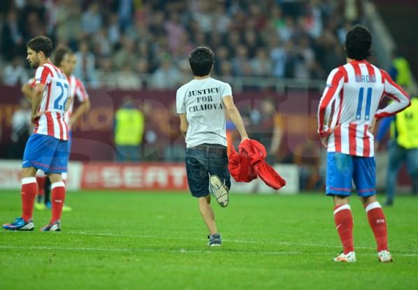 Finala Europa League, întreruptă de doi spectatori ce doreau &quot;Justice for Craiova&quot; 145659