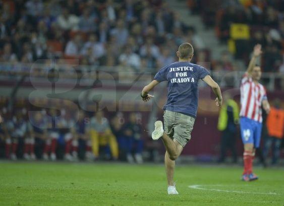Finala Europa League, întreruptă de doi spectatori ce doreau &quot;Justice for Craiova&quot; 145660