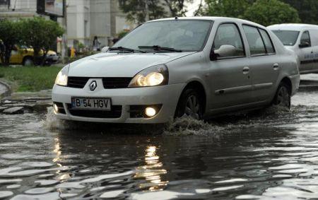 Ploaia a făcut prăpăd la Cernavodă. Zeci de case şi primăria, sub apă