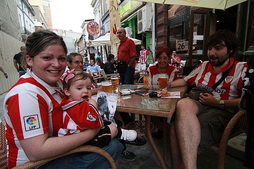 Suporterii spanioli n-au cunoscut cuvântul oboseală. Vezi FOTO cu distracţia în stil latin 145497